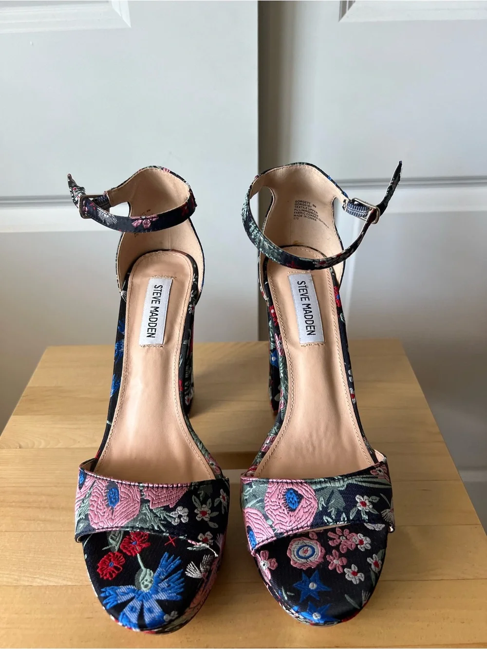 New Steve Madden Floral Embroidered Platform Heel